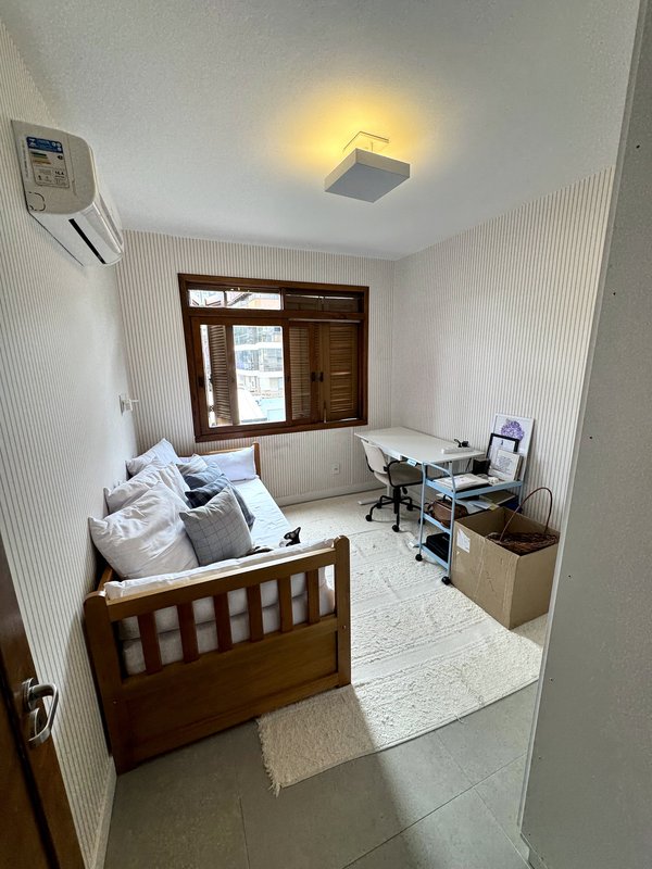 R$ 1.500.000 - &Oacute;TIMA COBERTURA DUPLEX - REFORMADA - 202M2 - 3 DORM - 2 SU&Iacute;TES - 2 VAGAS Rua Passo da Pátria Porto Alegre - 