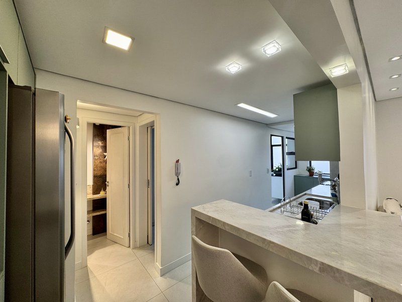 R$ 880.000 - EXCELENTE APARTAMENTO - 90M2 - 2 DORM - SU&Iacute;TE - INFRA - 1 VAGA Rua Vinte e Quatro de Outubro Porto Alegre - 