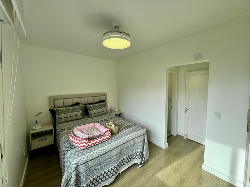 R$ 880.000 - EXCELENTE APARTAMENTO - 90M2 - 2 DORM - SU&Iacute;TE - INFRA - 1 VAGA Rua Vinte e Quatro de Outubro Porto Alegre - 