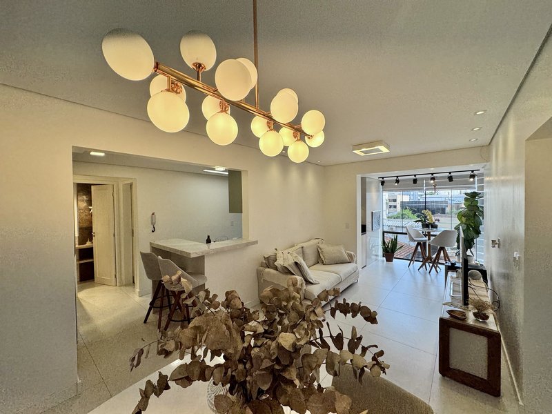 R$ 880.000 - EXCELENTE APARTAMENTO - 90M2 - 2 DORM - SU&Iacute;TE - INFRA - 1 VAGA Rua Vinte e Quatro de Outubro Porto Alegre - 