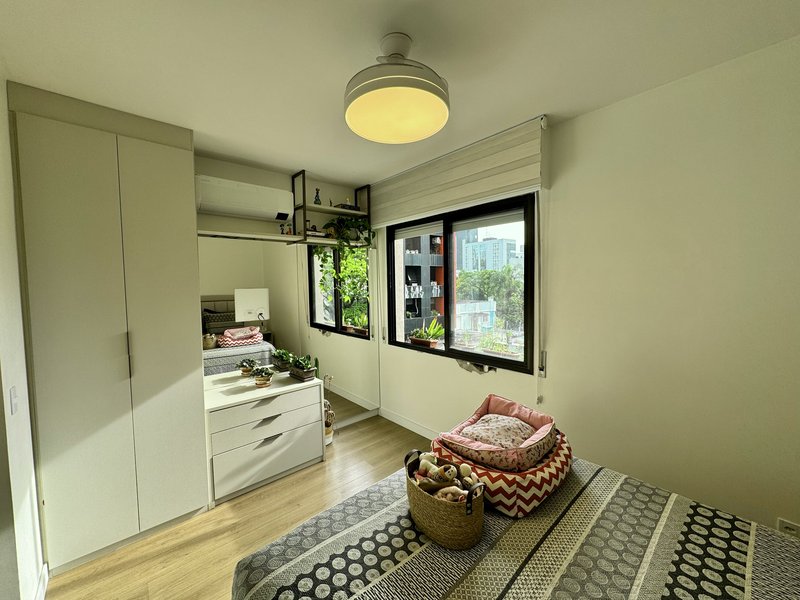 R$ 880.000 - EXCELENTE APARTAMENTO - 90M2 - 2 DORM - SU&Iacute;TE - INFRA - 1 VAGA Rua Vinte e Quatro de Outubro Porto Alegre - 