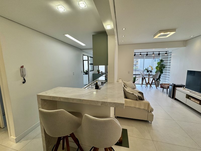 R$ 880.000 - EXCELENTE APARTAMENTO - 90M2 - 2 DORM - SU&Iacute;TE - INFRA - 1 VAGA Rua Vinte e Quatro de Outubro Porto Alegre - 