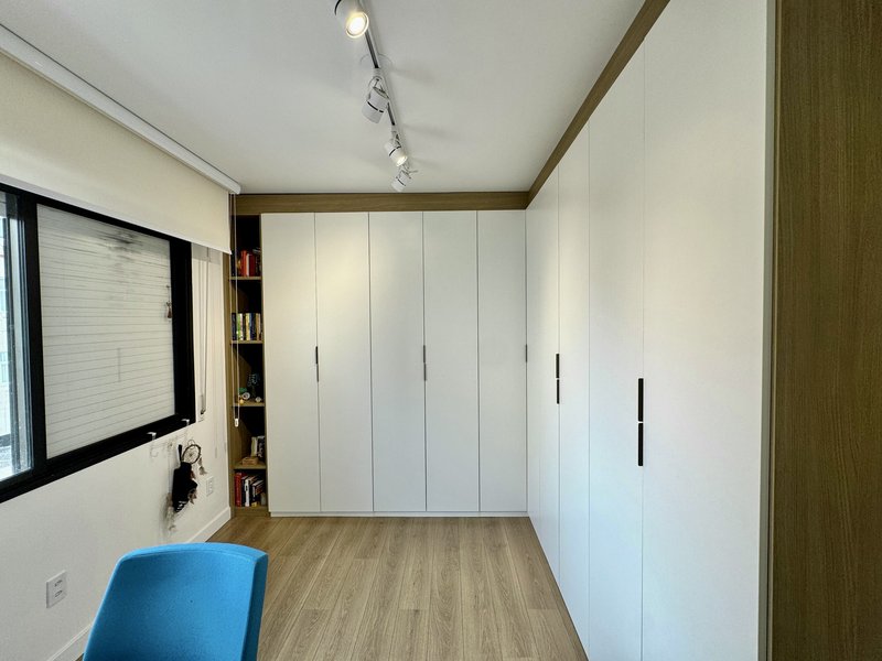 R$ 880.000 - EXCELENTE APARTAMENTO - 90M2 - 2 DORM - SU&Iacute;TE - INFRA - 1 VAGA Rua Vinte e Quatro de Outubro Porto Alegre - 