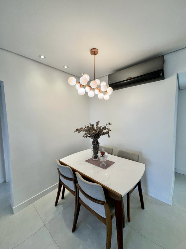 R$ 880.000 - EXCELENTE APARTAMENTO - 90M2 - 2 DORM - SU&Iacute;TE - INFRA - 1 VAGA Rua Vinte e Quatro de Outubro Porto Alegre - 