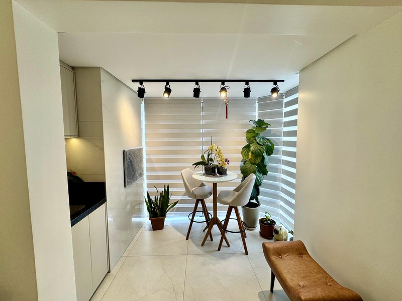 R$ 880.000 - EXCELENTE APARTAMENTO - 90M2 - 2 DORM - SU&Iacute;TE - INFRA - 1 VAGA Rua Vinte e Quatro de Outubro Porto Alegre - 