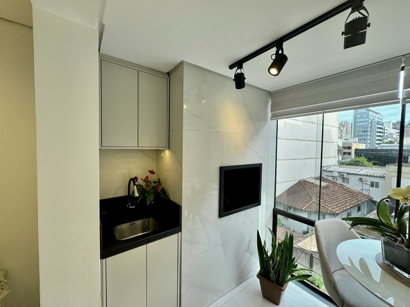 R$ 880.000 - EXCELENTE APARTAMENTO - 90M2 - 2 DORM - SU&Iacute;TE - INFRA - 1 VAGA Rua Vinte e Quatro de Outubro Porto Alegre - 