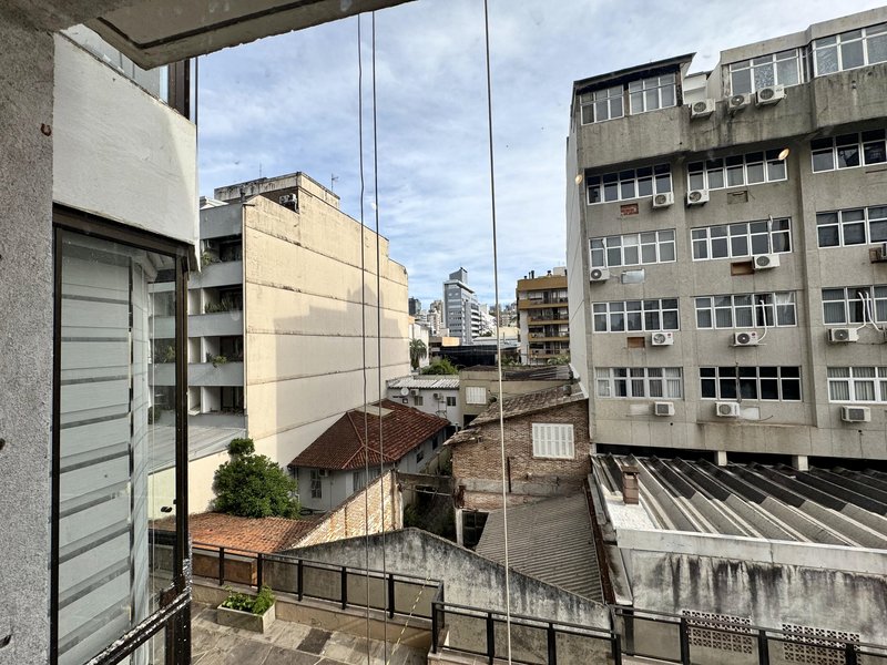 R$ 880.000 - EXCELENTE APARTAMENTO - 90M2 - 2 DORM - SU&Iacute;TE - INFRA - 1 VAGA Rua Vinte e Quatro de Outubro Porto Alegre - 