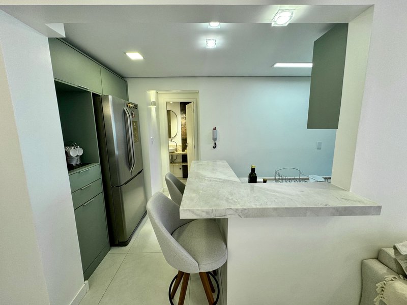 R$ 880.000 - EXCELENTE APARTAMENTO - 90M2 - 2 DORM - SU&Iacute;TE - INFRA - 1 VAGA Rua Vinte e Quatro de Outubro Porto Alegre - 