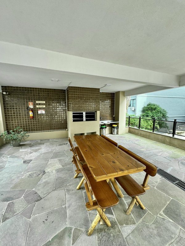 R$ 880.000 - EXCELENTE APARTAMENTO - 90M2 - 2 DORM - SU&Iacute;TE - INFRA - 1 VAGA Rua Vinte e Quatro de Outubro Porto Alegre - 