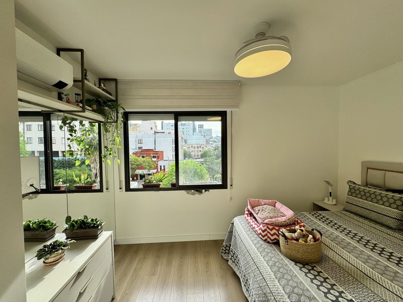 R$ 880.000 - EXCELENTE APARTAMENTO - 90M2 - 2 DORM - SU&Iacute;TE - INFRA - 1 VAGA Rua Vinte e Quatro de Outubro Porto Alegre - 