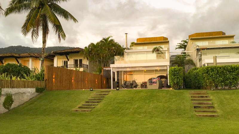 CASA PÉ NA AREIA EM CONDOMINIO NA PRAIA DE JUQUEHY AMPLO JARDIM - LOCAÇÃO ANUAL / MENSAL  São Sebastião - 