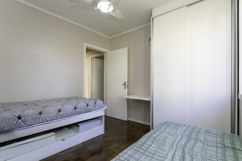 R$ 325.000 - &Oacute;TIMO APARTAMENTO - DE FRENTE - 68M2 - 2 DORM - CHURRASQUEIRA - 1 VAGA Rua Ari Marinho Porto Alegre - 