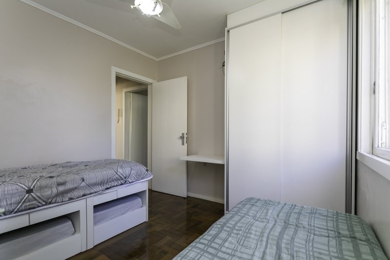 R$ 325.000 - &Oacute;TIMO APARTAMENTO - DE FRENTE - 68M2 - 2 DORM - CHURRASQUEIRA - 1 VAGA Rua Ari Marinho Porto Alegre - 