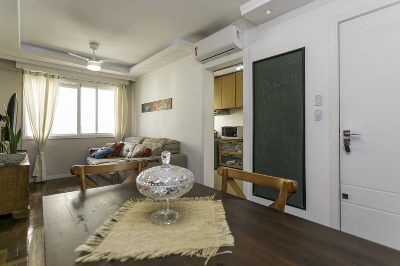 R$ 325.000 - &Oacute;TIMO APARTAMENTO - DE FRENTE - 68M2 - 2 DORM - CHURRASQUEIRA - 1 VAGA Rua Ari Marinho Porto Alegre - 