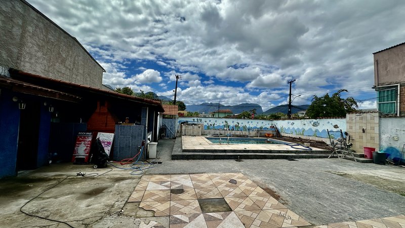 🏡 Espa&ccedil;o Vers&aacute;til com Piscina e Galp&atilde;o &mdash; Localiza&ccedil;&atilde;o Privilegiada no Centro de GUAPIMIRIM Rua Jaime Portela Guapimirim - 