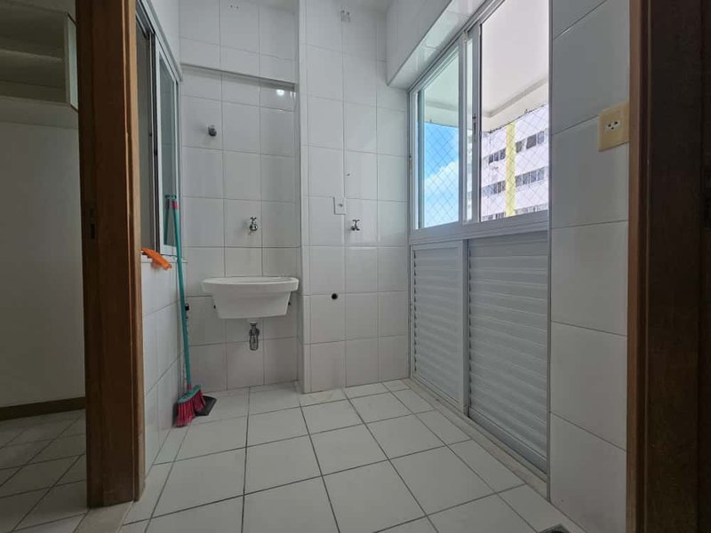 APARTAMENTO 2 SUÍTES VARANDA LAVABO PISCINA 5 GARAGENS SOLTAS À VENDA NA VITÓRIA! Avenida Sete de Setembro Salvador - 
