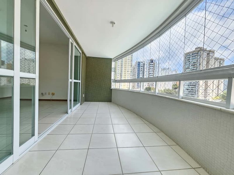 APARTAMENTO 2 SUÍTES VARANDA LAVABO PISCINA 5 GARAGENS SOLTAS À VENDA NA VITÓRIA! Avenida Sete de Setembro Salvador - 