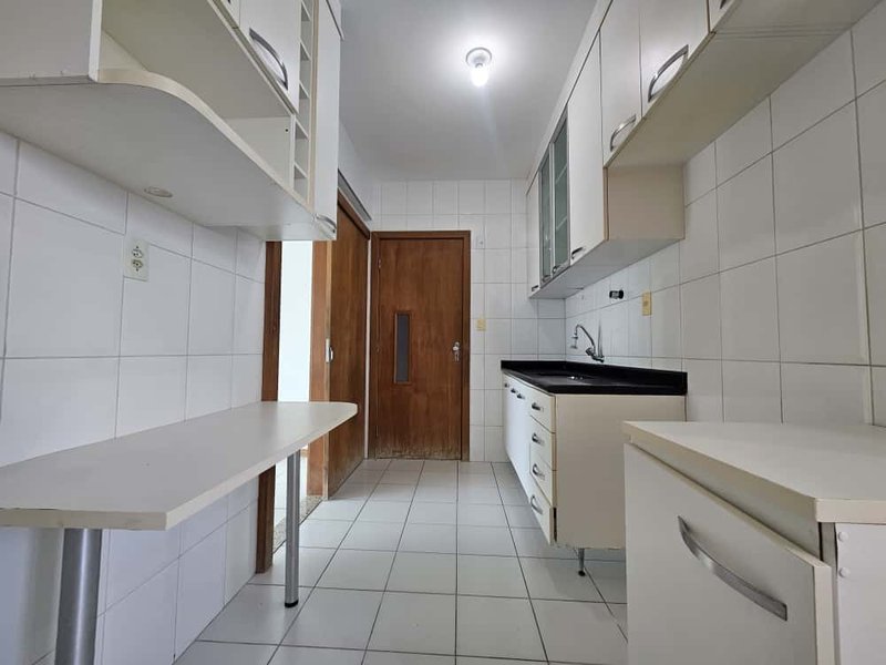 APARTAMENTO 2 SUÍTES VARANDA LAVABO PISCINA 5 GARAGENS SOLTAS À VENDA NA VITÓRIA! Avenida Sete de Setembro Salvador - 