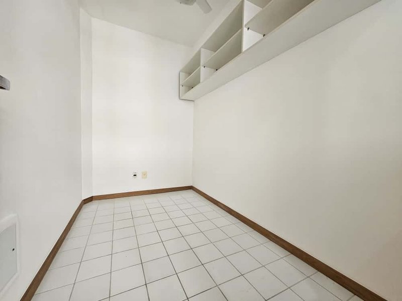 APARTAMENTO 2 SUÍTES VARANDA LAVABO PISCINA 5 GARAGENS SOLTAS À VENDA NA VITÓRIA! Avenida Sete de Setembro Salvador - 