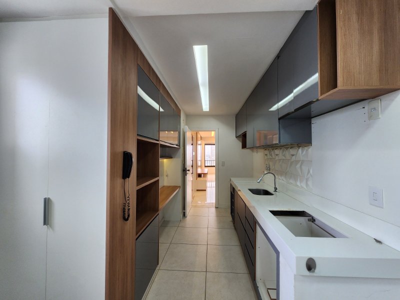 APARTAMENTO NASCENTE 2 SUÍTES CLOSET PISCINA GARAGEM À VENDA NO CANELA! Avenida Araújo Pinho Salvador - 