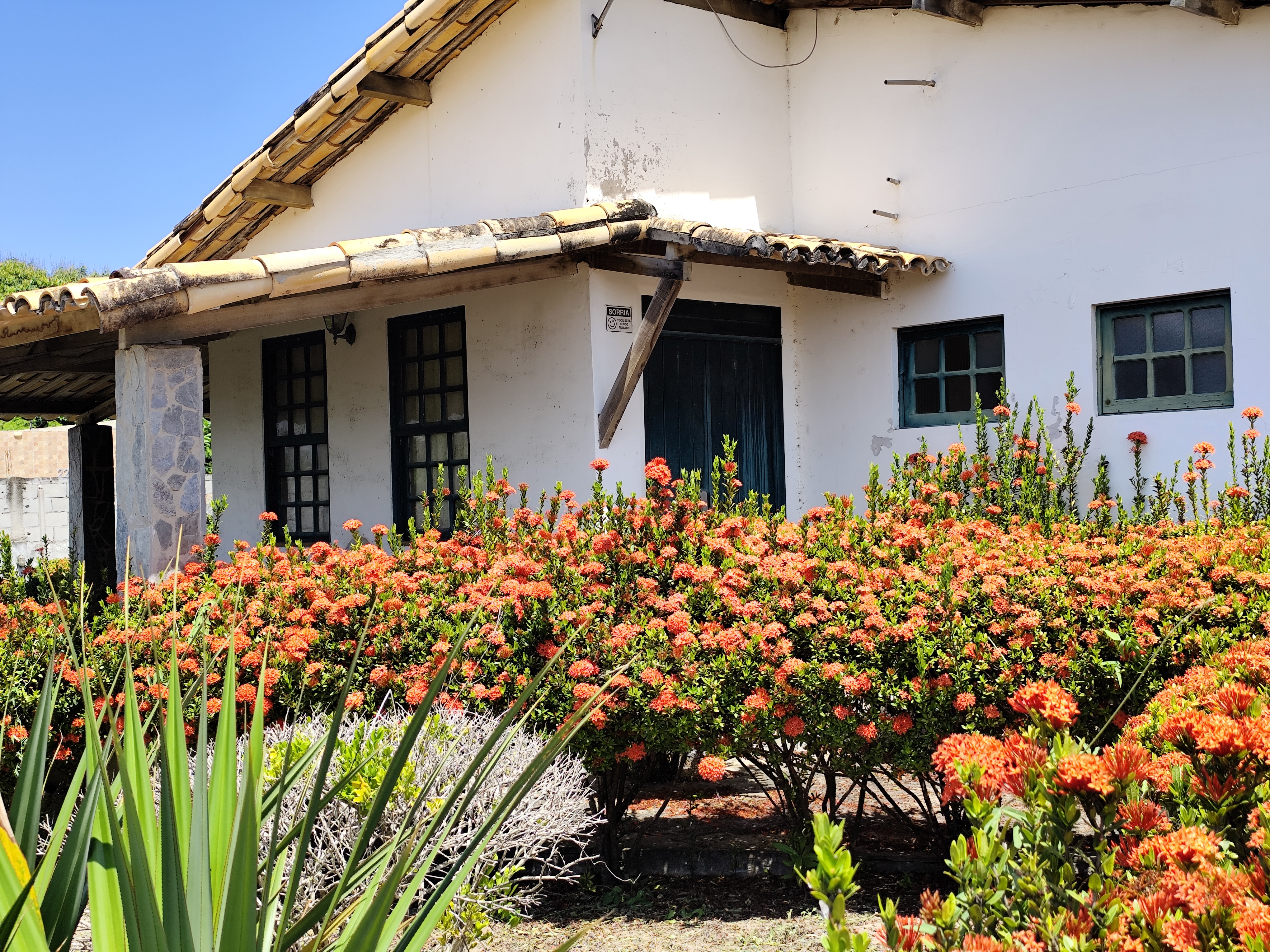 Casa/ 6quartos / Poucos metros da Praia - Lagoa Privativa Avenida Beira Mar Camaçari - 