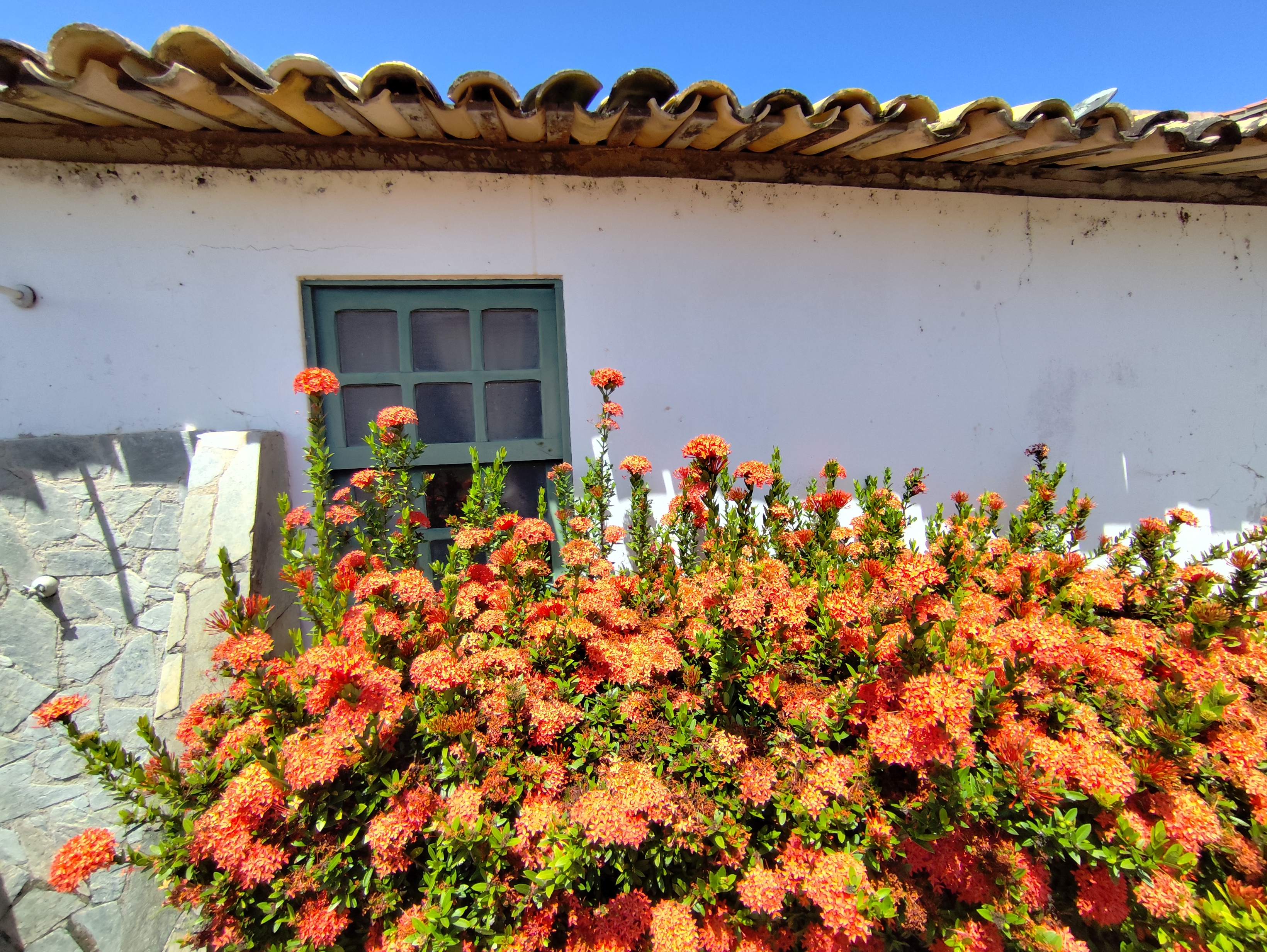 Casa/ 6quartos / Poucos metros da Praia - Lagoa Privativa Avenida Beira Mar Camaçari - 