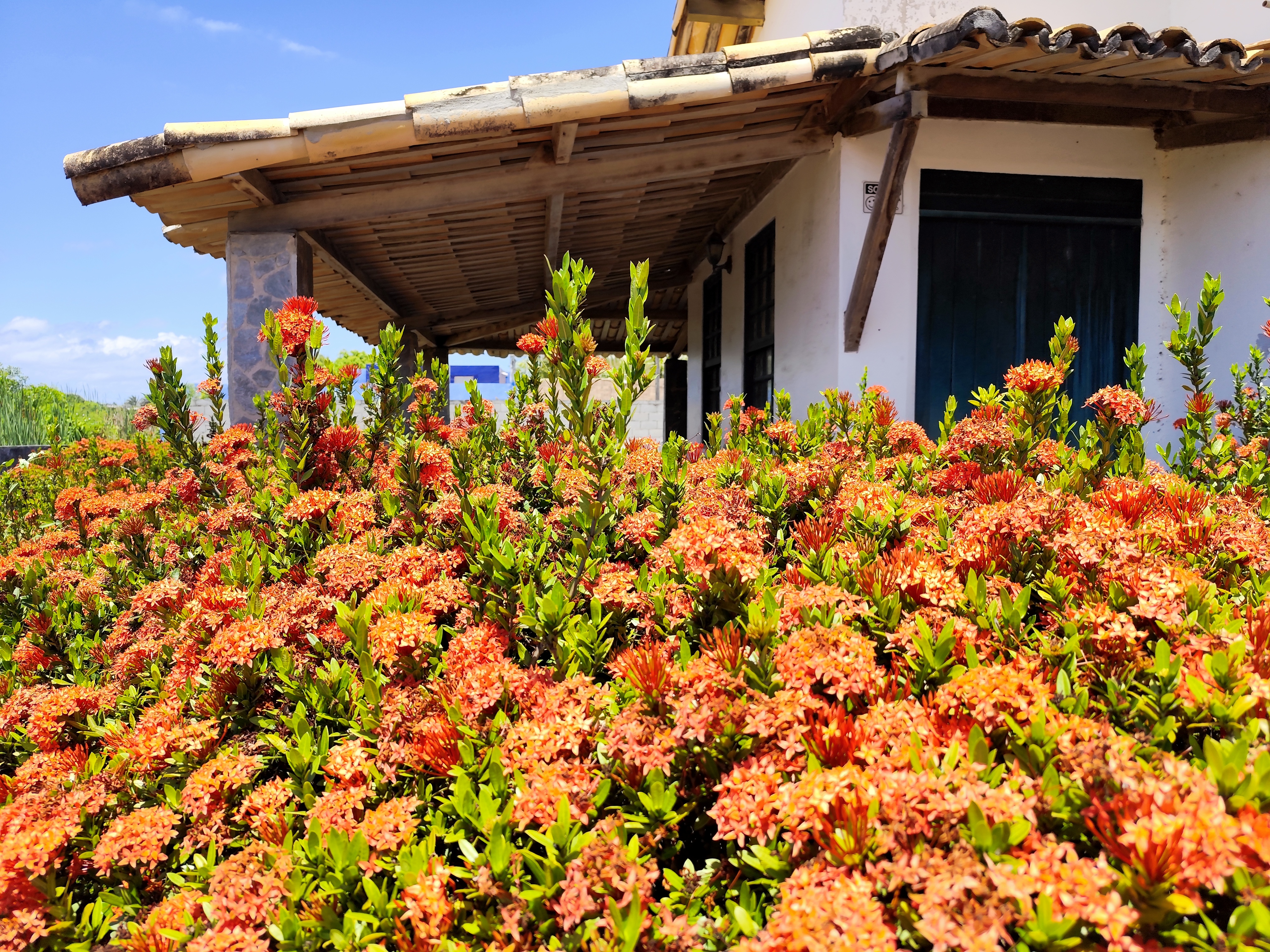 Casa/ 6quartos / Poucos metros da Praia - Lagoa Privativa Avenida Beira Mar Camaçari - 