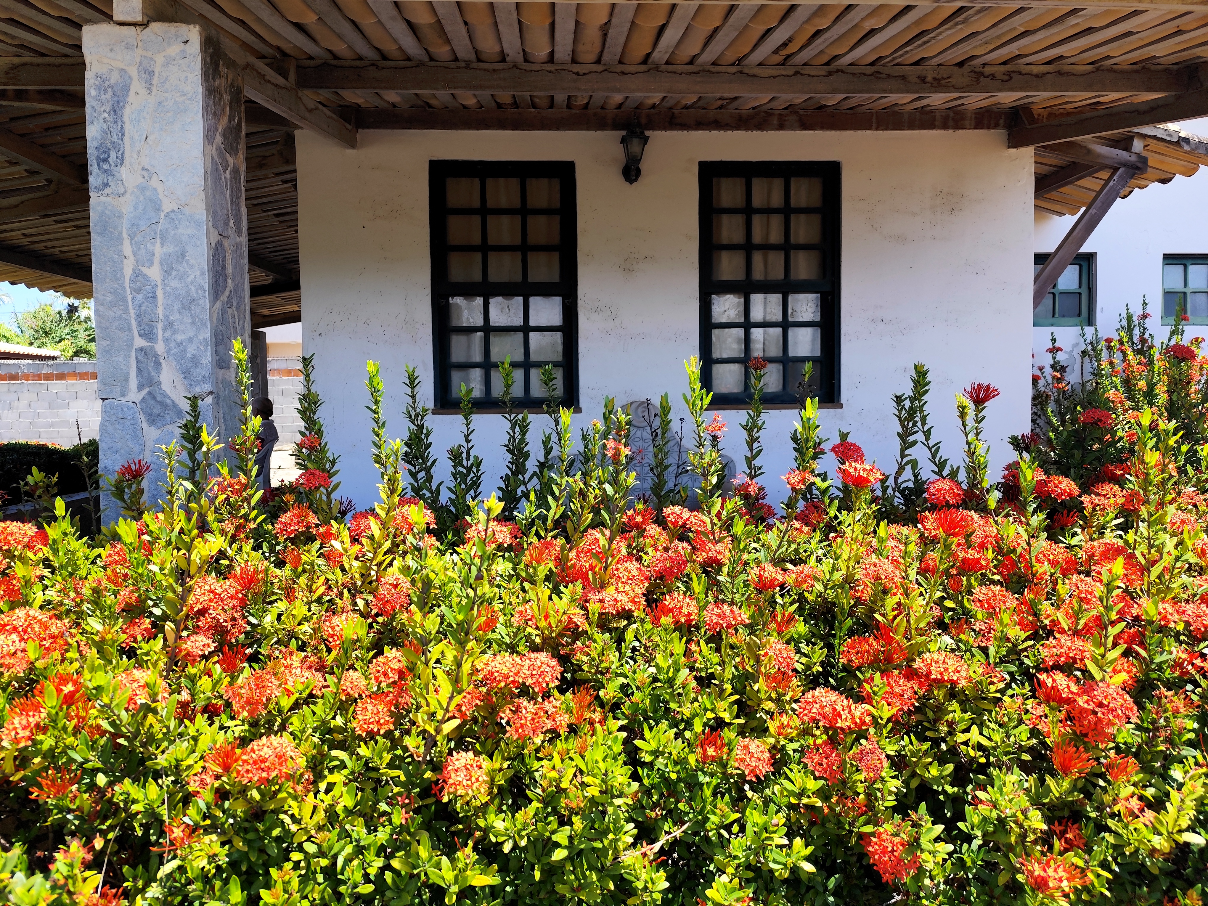 Casa/ 6quartos / Poucos metros da Praia - Lagoa Privativa Avenida Beira Mar Camaçari - 
