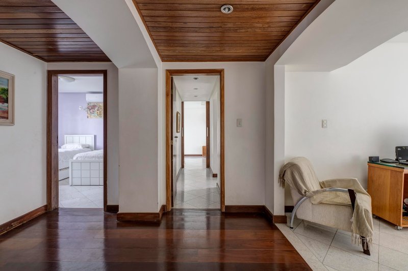 APARTAMENTO NASCENTE 4 SUÍTES CLOSET VARANDA PISCINA 3 GARAGENS COBERTAS À VENDA EM ONDINA Rua Dr. Rubem Chaves Salvador - 