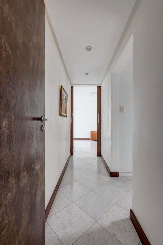 APARTAMENTO NASCENTE 4 SUÍTES CLOSET VARANDA PISCINA 3 GARAGENS COBERTAS À VENDA EM ONDINA Rua Dr. Rubem Chaves Salvador - 