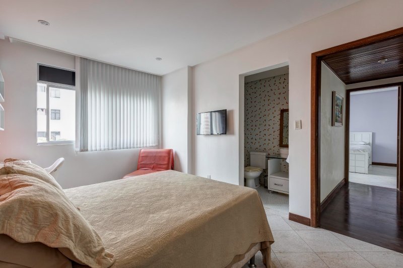 APARTAMENTO NASCENTE 4 SUÍTES CLOSET VARANDA PISCINA 3 GARAGENS COBERTAS À VENDA EM ONDINA Rua Dr. Rubem Chaves Salvador - 