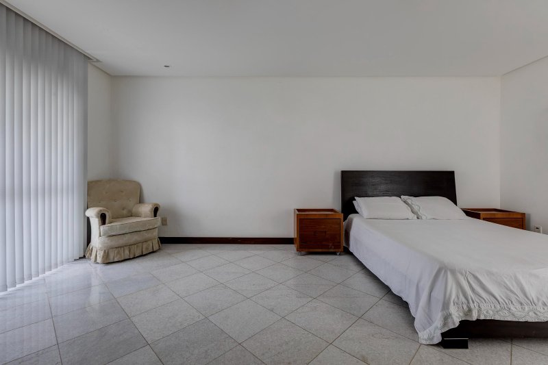 APARTAMENTO NASCENTE 4 SUÍTES CLOSET VARANDA PISCINA 3 GARAGENS COBERTAS À VENDA EM ONDINA Rua Dr. Rubem Chaves Salvador - 