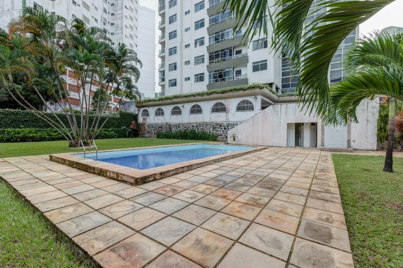 APARTAMENTO NASCENTE 4 SUÍTES CLOSET VARANDA PISCINA 3 GARAGENS COBERTAS À VENDA EM ONDINA Rua Dr. Rubem Chaves Salvador - 