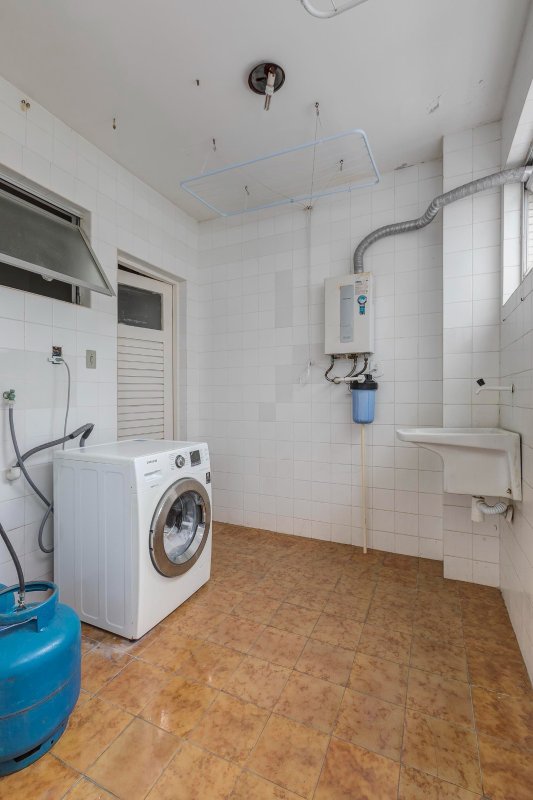 APARTAMENTO NASCENTE 4 SUÍTES CLOSET VARANDA PISCINA 3 GARAGENS COBERTAS À VENDA EM ONDINA Rua Dr. Rubem Chaves Salvador - 