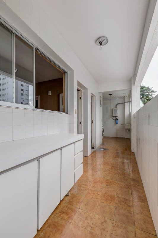 APARTAMENTO NASCENTE 4 SUÍTES CLOSET VARANDA PISCINA 3 GARAGENS COBERTAS À VENDA EM ONDINA Rua Dr. Rubem Chaves Salvador - 