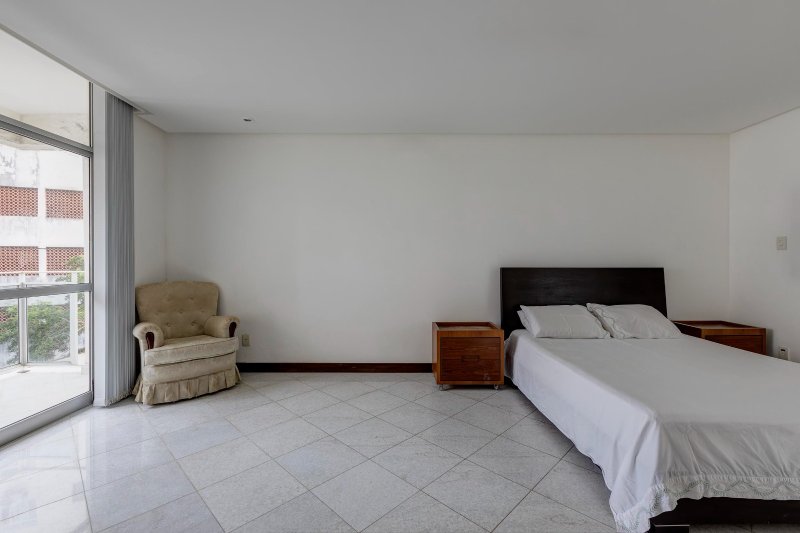 APARTAMENTO NASCENTE 4 SUÍTES CLOSET VARANDA PISCINA 3 GARAGENS COBERTAS À VENDA EM ONDINA Rua Dr. Rubem Chaves Salvador - 