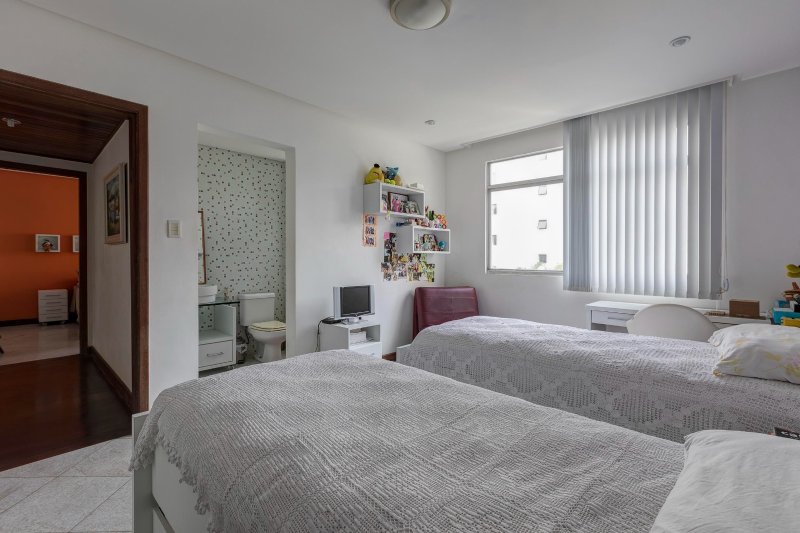 APARTAMENTO NASCENTE 4 SUÍTES CLOSET VARANDA PISCINA 3 GARAGENS COBERTAS À VENDA EM ONDINA Rua Dr. Rubem Chaves Salvador - 