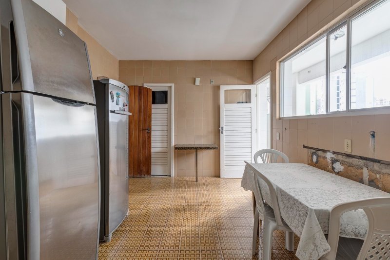 APARTAMENTO NASCENTE 4 SUÍTES CLOSET VARANDA PISCINA 3 GARAGENS COBERTAS À VENDA EM ONDINA Rua Dr. Rubem Chaves Salvador - 