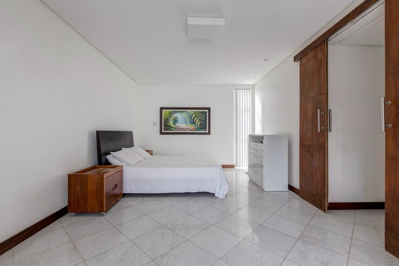 APARTAMENTO NASCENTE 4 SUÍTES CLOSET VARANDA PISCINA 3 GARAGENS COBERTAS À VENDA EM ONDINA Rua Dr. Rubem Chaves Salvador - 