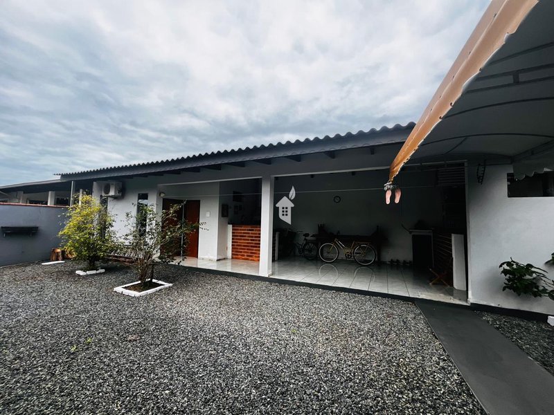 AMPLA CASA COM EXCELENTE LOCALIZAÇÃO NA PRAIA DO UBATUBA - SÃO FRANCISCO DO SUL  São Francisco do Sul - 