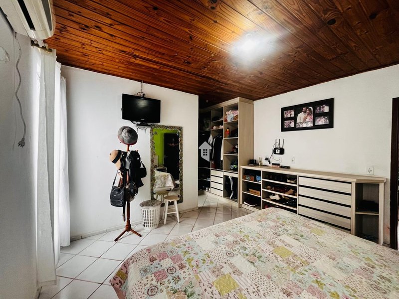 AMPLA CASA COM EXCELENTE LOCALIZAÇÃO NA PRAIA DO UBATUBA - SÃO FRANCISCO DO SUL  São Francisco do Sul - 