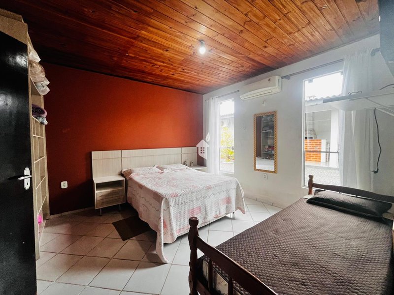 AMPLA CASA COM EXCELENTE LOCALIZAÇÃO NA PRAIA DO UBATUBA - SÃO FRANCISCO DO SUL  São Francisco do Sul - 