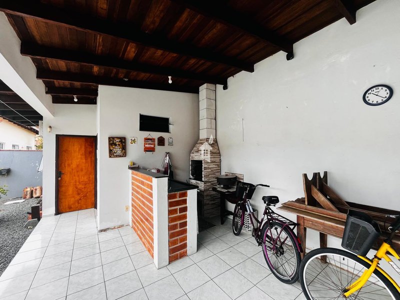 AMPLA CASA COM EXCELENTE LOCALIZAÇÃO NA PRAIA DO UBATUBA - SÃO FRANCISCO DO SUL  São Francisco do Sul - 