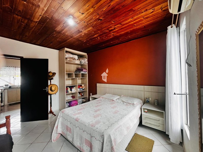 AMPLA CASA COM EXCELENTE LOCALIZAÇÃO NA PRAIA DO UBATUBA - SÃO FRANCISCO DO SUL  São Francisco do Sul - 