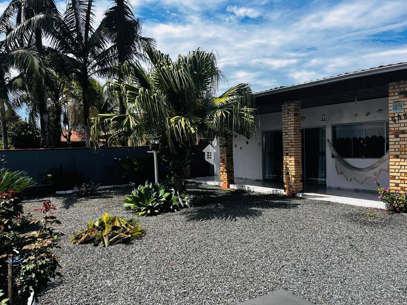 AMPLA CASA COM EXCELENTE LOCALIZAÇÃO NA PRAIA DO UBATUBA - SÃO FRANCISCO DO SUL  São Francisco do Sul - 