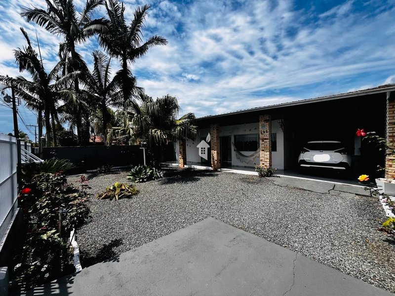 AMPLA CASA COM EXCELENTE LOCALIZAÇÃO NA PRAIA DO UBATUBA - SÃO FRANCISCO DO SUL  São Francisco do Sul - 