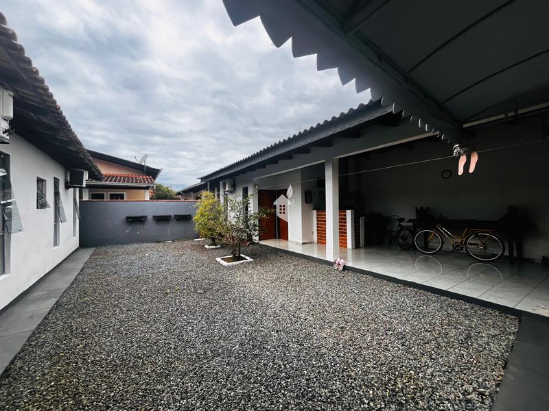 AMPLA CASA COM EXCELENTE LOCALIZAÇÃO NA PRAIA DO UBATUBA - SÃO FRANCISCO DO SUL  São Francisco do Sul - 