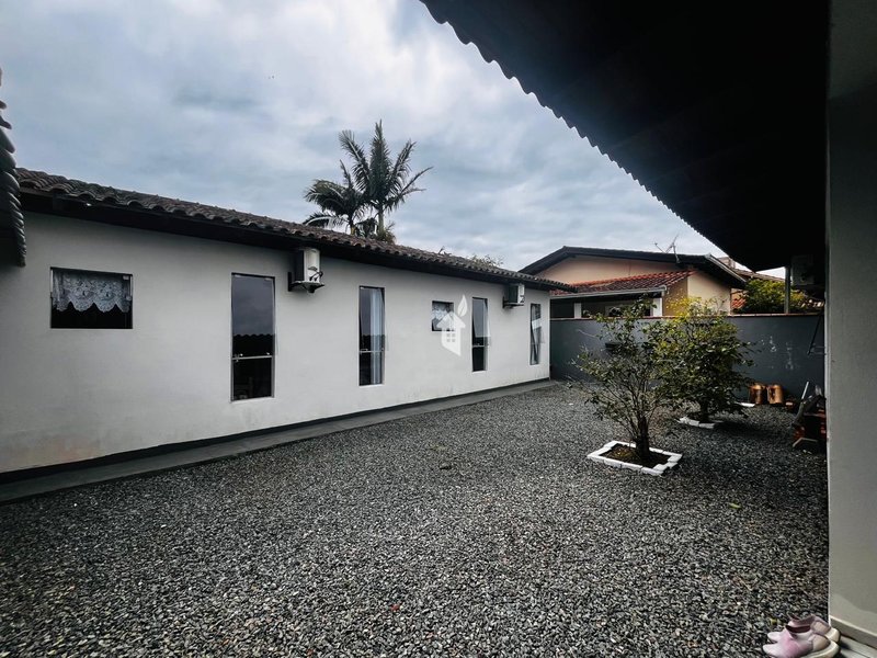 AMPLA CASA COM EXCELENTE LOCALIZAÇÃO NA PRAIA DO UBATUBA - SÃO FRANCISCO DO SUL  São Francisco do Sul - 