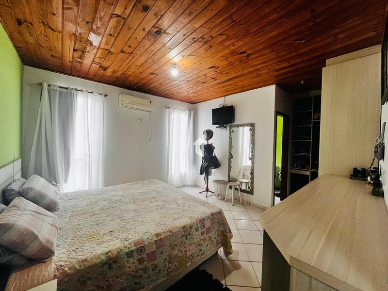 AMPLA CASA COM EXCELENTE LOCALIZAÇÃO NA PRAIA DO UBATUBA - SÃO FRANCISCO DO SUL  São Francisco do Sul - 