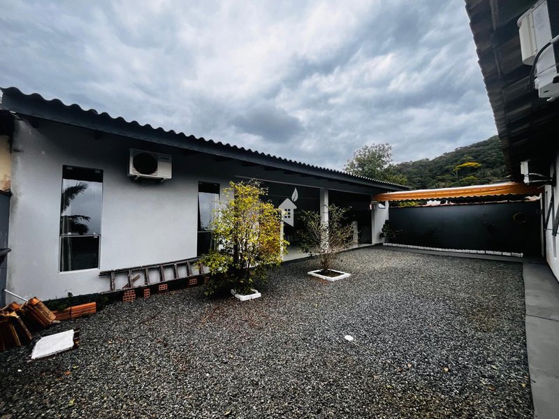 AMPLA CASA COM EXCELENTE LOCALIZAÇÃO NA PRAIA DO UBATUBA - SÃO FRANCISCO DO SUL  São Francisco do Sul - 